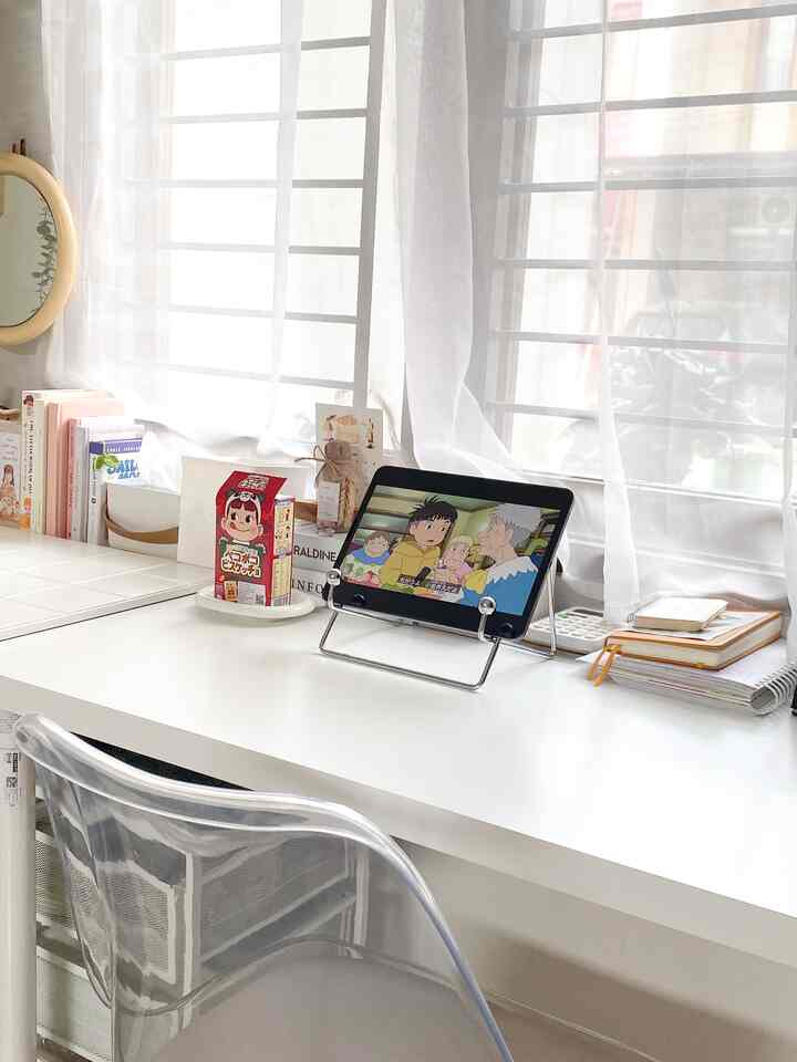 fan·cy
/ˈfansē/
adjective. If you describe something as fancy, you mean that it is special, unusual, or elaborate, for example because it has a lot of decoration.

dan.. ini salah satu ruangan dirumah yang menurut aku Fancy.. bukan soal mahal atau mewah, tapi karena dekorasinya yang bikin ruangan ini (menurutku) terlihat lebih menarik ✨

ini ruang kerja aku, nuansanya serba putih agar terlihat bersih dan rapih.

sebagian barang nya aku beli via online, tapi ada juga yang datang langsung ke toko seperti meja ikea ini.

untuk budget tidak terlalu mahal dan bisa di bilang low budget, karena tidak lebih dari 3 juta.

#FancyBudgetMinim #LowEffortFancy #SpillDecorLowBudget #bandung #areakerja #tempatkerja #mejakerja #workspace 