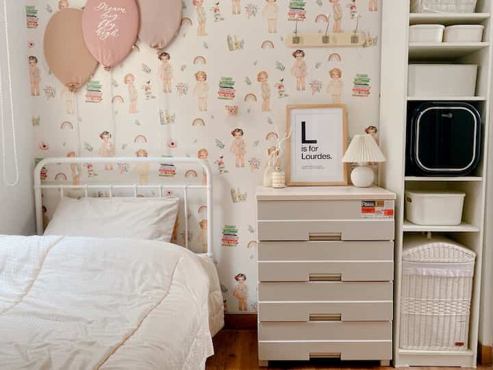 Baby Room 🤍 sekarang Arielle sudah beranjak besar gak bayi lg kamarnya sudah aku buat dengan banyak space penyimpanan , agar lbh rapi semua tersimpan di dalam storage” dan lemari agar tetap clean aku paling suka rak dan lemari ini jd semua mainannya rapi #dekorasikamaranak #inspirasikamaranak #kidsroomstyling