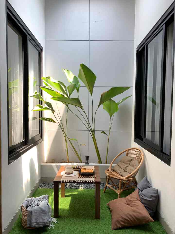 Bulan ini tepat satu tahun taman mungil ini ada dirumah kami.. 🥰
Sebelumnya ini area kosong , lebih tepatnya gudang apa aja yang tidak terkondisikan..

Satu tahun lalu saat berbenah area belakang ini meski lahan terbatas kami menginginkan ada satu space kecil untuk bersantai sekaligus ruang agar cahaya matahari bisa masuk..
☺️

#myhomejourney
#ceritarumahku
#myfavoriteroom
#dekorrumah
#ruangsantai
#tamanrumah
#tamandalamrumah
#tamankecil
#rumahminimalis
#rumahku 