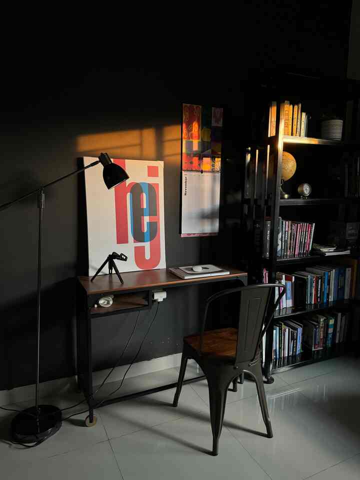 Ruang Kerja Di Dalam Kamar Tamu.

Ruang kerja ini adalah ruangan yang sering digunakan anak dan suami.Terletak di dalam kamar khusus untuk tamu.Di ruang ini ada lemari buku,tempat tidur dan kamar mandi shower.
Karena ruang kerja sering dipakai anakku,jadi untuk dekorasi aku serahkan pada pilihan anak-anak. #ruangkerja
#roomdecor

#ruangkerja 
#workingspace
#kamartamu
#vintagestyle