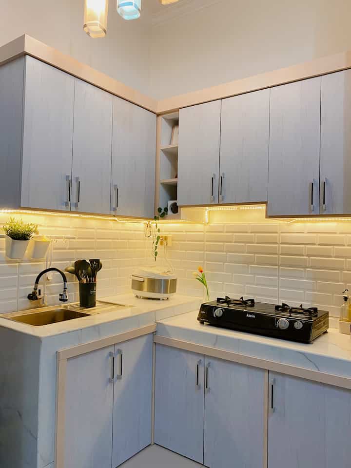 Selamat datang di dapurnya @scandivis.house☺️ dapur minimalis berukuran 2,3 x 2,5 meter yang di dalamnya sudah termasuk kitchen set, kulkas dispenser, dan sedikit service area. Kitchen set ini dibuat secara custom agar dapat menyesuaikan space yang ada. Permintaan khususnya adalah, bentuk letter L dengan area sink untuk mencuci piring menghadap ke arah barat agar tidak terlalu nampak saat pintu rumah dibuka. Selain itu, pemilihan warna white and wood yang disesuaikan dengan tone rumah scandinavian.
#customfurniture #personalizedfurniture #uniquefurniture #scandinavian #bandung #kitchensetlowbudget