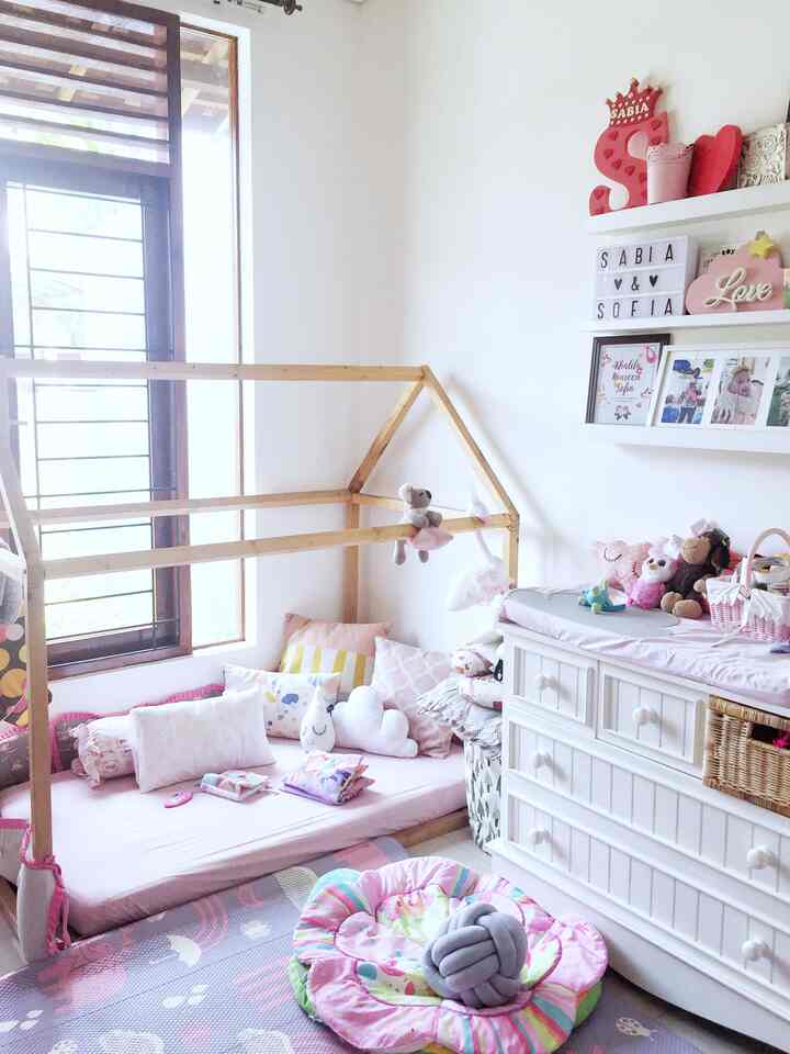 Pertama kali tumpah ke kamar anak 💓✨
.
Warna nya cukup berbeda dsri ruangan lain seisi rumah kns.living yaa 😁 Ketika masuk kamar anak berasa hangat, cerah dan penuh warna pastel, karena menghadirkan kelembutan dan kehalusan. Saya memilih furnitur kayu dan putih serta menggabungkan permainan dan penyimpanan, memilih kain dengan tekstur yang nyaman dan menambahkan beberapa bantal empuk dan mewah untuk diduduki dan sebagai dekorasi. 🥰🤍 Warna pastel memberikan ilusi ruangan yang lebih besar dan terang karena gadis-gadis ini sangat menyukai warna ini!
.
.
#KNSLiving
#DekorasiKamarAnak
#InspirasiKamarAnak
#Penataan Kamar Anak
#Warna pastel
#cerah dan indah
#Dekorasi Kamar Anak
#Kamar perempuan
#InteriorKamaranak