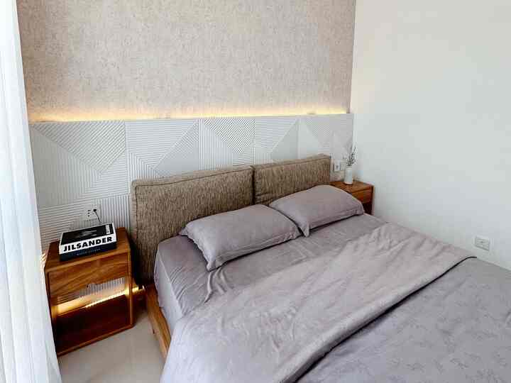 Kamar ini backdropnya aku bikin sendiri DIY menggunakan wallpaper dan wall panel. Untuk divannya ak juga custom, aku tambahin cushion dibagian sandarannya karena aku masi tidur sama anak-anak jadi biar lebih safety. Aku aekalian pesan ketika pesan divan di woodsluck, nama produk divannya mimi divan dan ak tambahin cushion tebal sekitar 15cm
Untuk nakas juga aku custom sekalian di woodsluck agar senada 😁

#customfurniture #diyfurniture #personalaizedfurniture #uniquefurniture #rumahdeveloper #kamarmodernminimalist