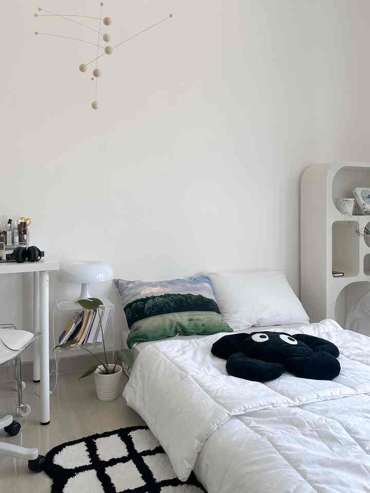 ruangan estetik menurut aku bukan sebuah ruangan yang bernilai karena harganya, melainkan dekorasi yang tercipta sesuai dengan karakter penghuninya. 

selain itu kenyamanan dan ciri khas adalah point utama dalam mendekor. sehingga diruangan ini aku berikan dekorasi dengan tanaman hidup beserta aksen warna hijau yang konsisten.

ini adalah rangkuman beberapa potret hasil makeover pertamaku, dan aku akan segera melakukan makeover selanjutnya supaya lebih leluasa saat merubah layout nanti. cant wait!

swipe for more >>

#roomdecor #bedroomideas #koreandecor #hyeprili 