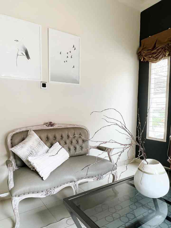 Ruang Tamu Ala Victorian.

Dekorasi ruang tamu formal pada area entrance ini bergaya klasik modern era Victoria.
Meja konsol jati minim ukiran dengan vas vintage beserta artificial plant dipadukan dengan table lamp minimalis menjadi point of view pertama saat masuk ruang tamu.Selanjutnya set kursi tamu jati khas victorian dipadukan meja kaca berwarna hitam.Lampu gantung edison warm white memberi kesan minimalis modern.

Di ruang tamu ini juga terdapat pojok baca ala victorian dengan meja teh khas China klasik,buku-buku klasik,lampu meja dan tea set China seolah olah pojok baca pada masa lalu.Namun tentunya dengan furniture dan dekorasi yang dibeli pada masa kini dari toko.
#livingroomstyling
#livingroomdecor
#livingroommakeover

#livingroomstyling
#livingroomdecor
#livingroommakeover
#midcenturymodern
#aesthetichonedecor
#homestyling
