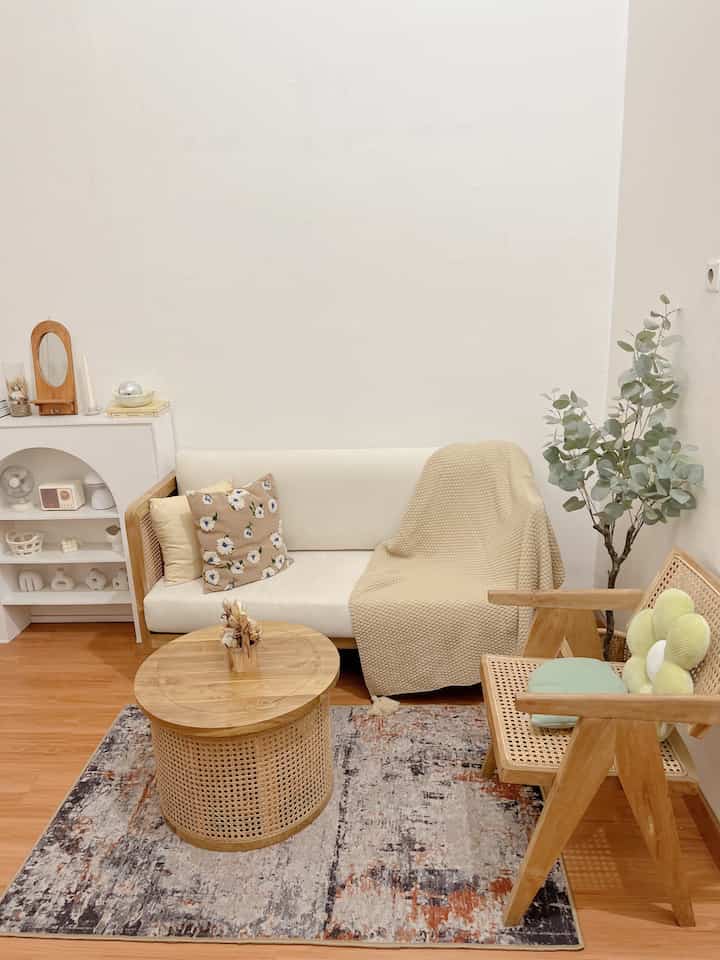 Ruang tamu @briahouse18
Living room di rumah kami ini bentuk ruangannya memanjang jadi sebenarnya agak sulit menatanya tapi dibuat senyaman mungkin untuk kumpul keluarga kita simpan ada beberapa kursi dan sofa.
Banyak memakai produk rotan,jati,dan barang pajangan bewarna putih agar terlihat rapi dan estetik.


#ruangtamu #livingroom #japandi #ruangtamucantik #hiasanbunga #dekorasiruangtamu #sofa #kayu #rotan #tangsel #briahouse18