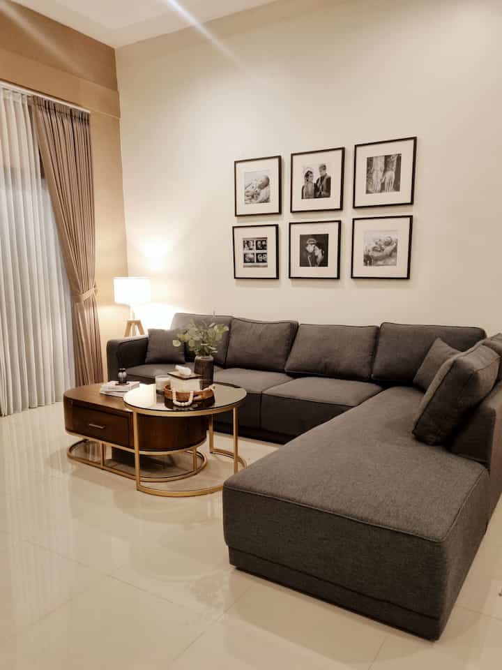 Ruang depan jadi bagian yg memiliki ukuran terluas di rumah kami yaitu sekitar 5,7 x 7,8 meter. Ruangan ini sebagian kami fungsikan menjadi ruang tamu dan sebagian lagi sedang diproses untuk menjadi ruang santai keluarga. Berkonsep open space supaya udara bisa lebih sejuk masuk ke dalam rumah. Menempatkan furniture2 besar menjadi solusi agar ruangan tidak tampak terlalu kosong. Mostly kami pesan di pengrajin2 lokal. Memiliki rumah besar memang menjadi salah satu impian kami.♥️
.
.
#mydreamhouse #bighouseinspo #rumahbesar #modernminimalistlivingroom #livingroominspo #mybiglivingroom #sofa #livingroomideas #mybighouse