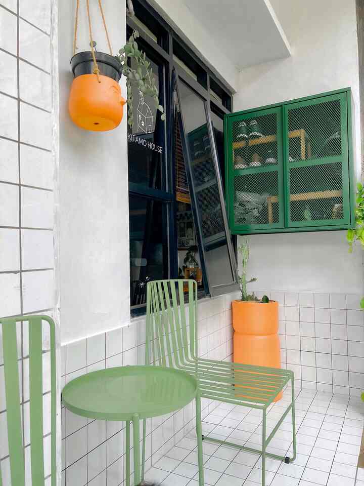 Hi, kitamo share space minimalist lagi nih, kali ini kitamo sharing tempat ngopi sore di teras rumah. Temanya mini coffee shop nih.
Dengan bahan kursi dan meja kopi dari besi membuat kesan kokoh dan tahan terhadap cuaca luar. 

Kitamo tempatkan juga lemari kabinet dinding berbahan besi, untuk memanfaatkan tempat untuk menyimpan storage seperti jas hujan, sepatu, payung kering, dan alat-alat berkebun lainnya. 🫶🏻

Semoga menginspirasi ya 🫶🏻.

#minimalist #dekorasipekarangan #homedecorinspo #aesthetichomedecor #roomdecorinspo #kitamohouse #tinyhouse