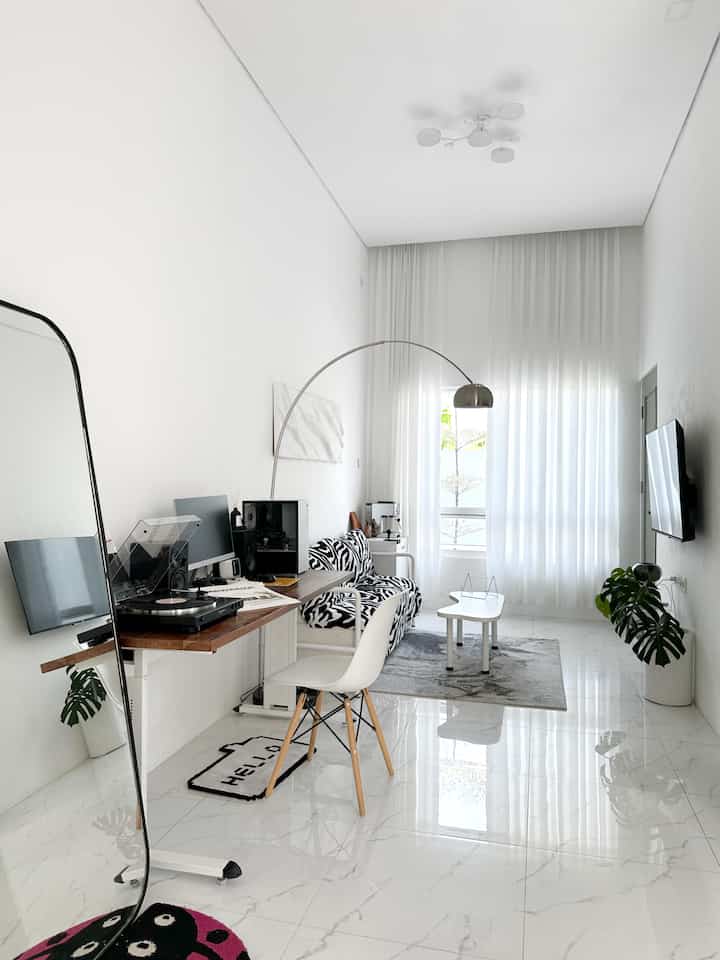 Hi, kenalin living room #angkahouse 🤍

pertama kali membangun rumah ini, kita memilih konsep open space dengan gaya interior minimalist yang serba putih. karena tanah Angka House berukuran 72m2 kita memutuskan semua ruangan luar maupun dalam menggunakan cat berwarna putih agar bisa nampak lebih luas

elemen diruangan ini kita tambahkan standing mirror untuk spot foto, standing lamp stainless steel yang menyatu dengan warna ruangan, coffee table berbentuk curve, sofa dominan putih dengan cover beige yang terlihat netral diruangan ini, ruangan ini cukup terang karena memilki bukaan jendela yang cukup besar dan dihalangi oleh vitrase yang redup

sehingga living room kita cukup terang dan adem ketika malam hari, kita sering menghabiskan waktu disini untuk mendengarkan alunan musik dari turntable dan mensruput kopi buatan sendiri 🩶


#angkahouse #minimalist #homedecorinspo #aesthetichomedecor #homedecor #livingroom #homestudio #couplejourney #jawatengah

