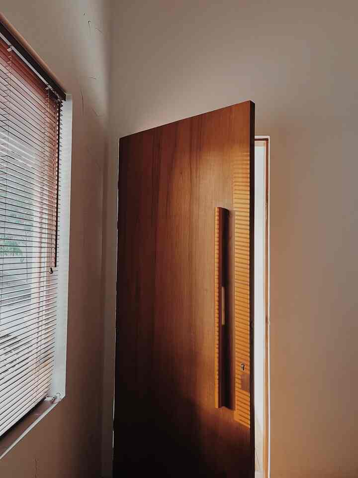 One of the decorative items that is a 'point of interest' in the living room area is wooden blinds. This Wooden Blind was purchased at an offline curtain store in Bandung.

Wooden blinds are very easy to clean and can be adjusted to the intensity of the incoming light. The light that comes in from between the wooden blinds from midday to evening makes the living room area feel warm and natural, blending with the color of the living room vinyl floor and the color of the main door.

The cost spent on wooden blinds is around 1.2 million, for a window size of 2 x 1.5 meters.

A tip for styling that looks attractive is to create a moodboard for each room in the house. Determine the color and material that is suitable to combine with the components/furniture in the area.

#fancybudgetminim #loweffortfancy #spilldecorlowbudget #wooddecor #homedecorinspo





