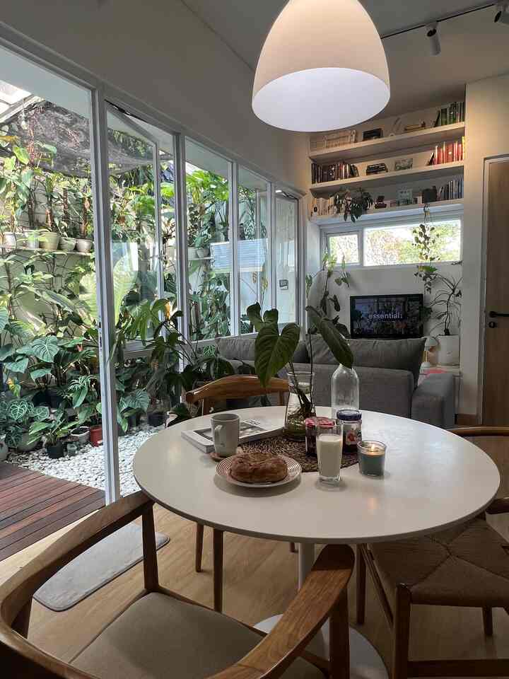 Dining area adalah salah satu ruangan paling penting di rumah kami. Ada 5 orang yang tinggal di rumah, apabila sehari makan tiga kali, maka maksimum ada 15 kali aktivitas makan dalam sehari, baik makanannya masak sendiri atau beli dari luar. Untuk mengakomodir hal itu, area makan dibuat seminimalis, senyaman, dan se-accessible mungkin. Pemilihan meja makan bundar dengan kaki satu menjadikan dia lebih aman untuk anak-anak serta mengurangi visual clutter karena kakinya tidak banyak makan tempat. #myhomejourney #ceritarumahku #myfavoriteroom