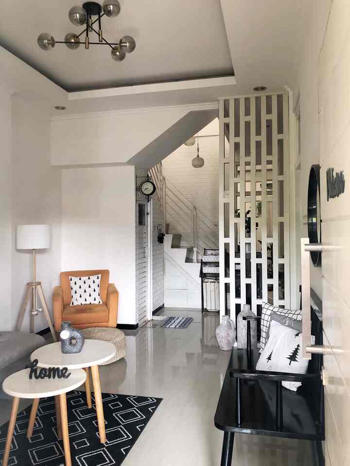 Yang menjadi “SOUL” dari rumah kami adalah ruang tamu ini
Karena ruang tamu ini jugalah yang menjadi first impression orang yang bertamu di rumah kami
Terutama partisi berlubang yang menjadi sekat antar tuang tamu dan ruang makan
Partisi custom yang memang sengaja dibuat berlubang supaya ruang tidak berkesan sempit dan fungsinya tetap bisa maksimal
Kemudian dari segi pemilihan furniture yang juga custom pun menjadi suatu keunikan dari ruang tamu ini
Baik custom size maupun custom model menjadi pertimbangan kami supaya semua bisa pas dan sesuai dengan size ruangan
Banyak dari tamu kami yang memberikan kesan positif dari ruang tamu ini baik dari vibesnya maupun dari peletakan furniture hingga pemilihan furniture, warna dan juga dekorasi ruangnya
Semua tidak ada pakem aturan tertulisnya dalam menentukan style ruang hanya kembali lagi ke selera dan passion pemilik rumah~~

#myhomejourney
#ceritarumahku
#myfavoriteroom

#ikea #informa #lampuikea #lautersikea #lampugantung #lampuruangtamu #partisi #partisiruang #karpet #karpetruangtamu #jamgantung #hauz191 #rumahdualantai #91m2 #sofaruangtamu #kursipanjang
