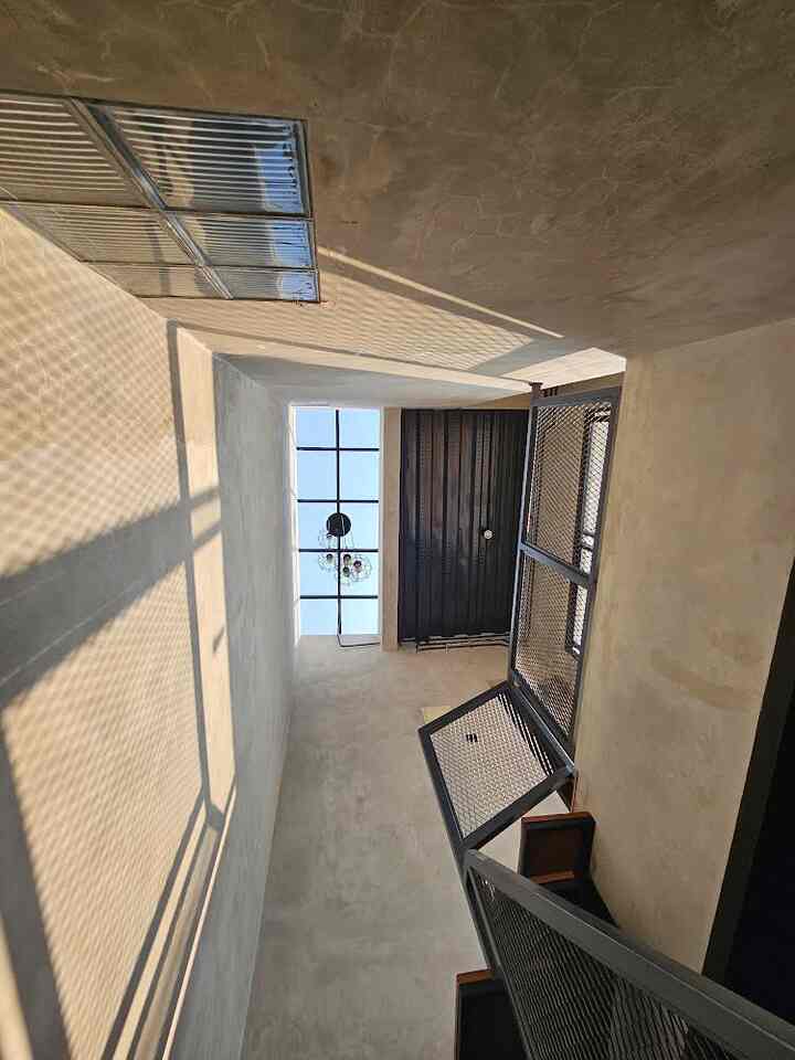 Skylight ini berada tepat diatas tangga sehingga memberikan penerangan yg cukup berlimpah di pagi & siang hari sehingga tdk perlu menyalakan lampu
Untuk mempercantik skylight ditambah lampu gantung untuk penerangan di waktu malam

#skylight #lampugantung #inspirasiskylight #industrial #void #hanginglamp #rumahindustrial