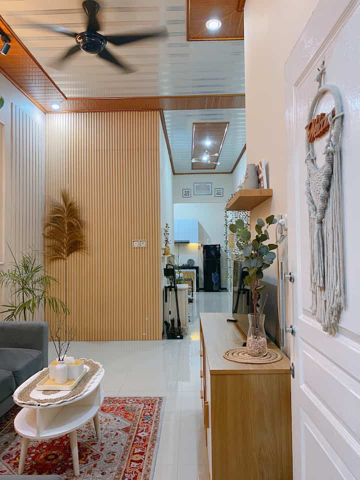 ✨ Alasan kami kenapa memilih rumah ini, pertama karena lahan yang luas yaitu 6,9x19 meter. Untuk wilayah kami tinggal luas tanah ini sangatlah besar, karena rata2 ukuran luas tanah di daerah kami saat ini hanya 6x11 meter. Selain itu akses rumah kami ke sekolah, rumah sakit, stasiun, terminal, serta bandara sangat dekat. Rumah ini dulunya adalah sebuah kos-kosan yang sudah lama tidak berpenghuni, jadi kami bongkar total dan kami bangun ulang. Walaupun rumah kami lokasinya bukan di perumahan namun kami sangat nyaman tinggal disini. 

#myhomestory #myhomejourney #homesweethome #japandi #scandavian #rumahmodern #rumahmungil #designinterior