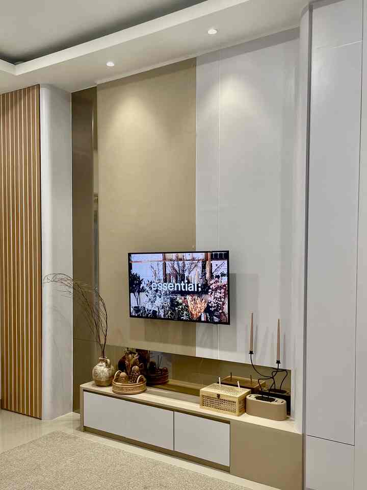 Customized furniture to maximize the space.
Dua diantaranya adalah KABINET KARPET dan RAK SEPATU. Kabinet karpet ini sering kali terlupakan dalam perancangan interrior, dan kali ini rumah eigen memberikan ruang khusus utk karpet. Didesain full sampai plafon sehingga bisa memaksimalkan fungsi storage. Begitupun untuk rak sepatu, didesain supaya lebih rapi dan tetap dengan kisi-kisi yang menyisipkan gaya japandi.

Rak sepatu: 5.520.000
Kabinet Karpet: 5.208.000
Didesain secara custom oleh desainer interrior rumah eigen @archdemizya

#customfurniture #personalizedfurniture #uniquefurniture #japandi #tangsel #rumahdeveloper #livingroom #85m2