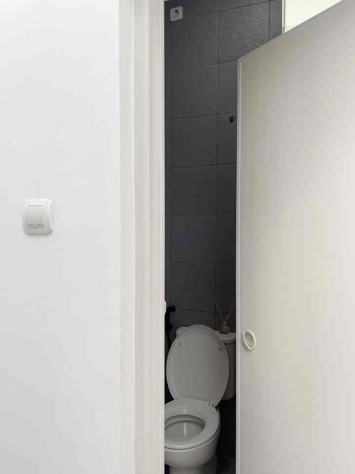 Kamar mandi 1,5x1,5m bisa dibuat estetik? Bisa dong! Untuk tema kamar mandi ini monochrome dengan dominan menggunakan keramik dinding unfinished dan sanitary hitam.

#scandinavian, #minimalist #tinybathroom #65m2 #bandung #blacksanitary #kamarmandilowbudget