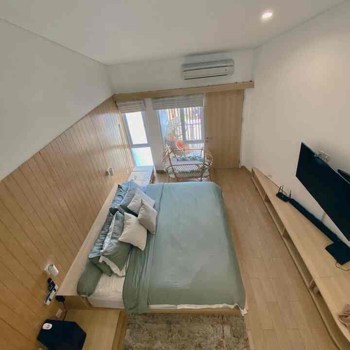 Untuk Kamar kami, backdrop yang kami pakai adalah Veneer kayu. bukan Multiplex.. untuk kelebihan nya Veneer lebih berserat seperti layaknya kayu asli, tapi untuk kualitas dibawah multiplex.. untuk mengangkat ambience Japandi, kami ingin kamar ini syarat dengan ornamen kekayuan. lantai pun kami menggunakan granite motif kayu.. untuk melengkapi feelsnya..   

#japandi #bedroom #mezzaninelevel #masterbedroom #interiordesign #japandihouse #minimalis 