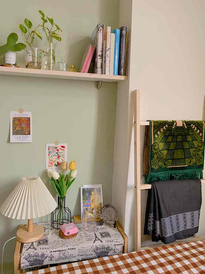 Dekorasi baru di kamar tidur. Saya letakkan gantungan sajadah berbentuk tangga di samping nakas. Biar matching sajadahnya juga harus warna hijau biar samaan dengan warna cat dinding 🤭💚 #tropical #jakarta #apartemen #dekorrumahmungil #dekorlowbudget