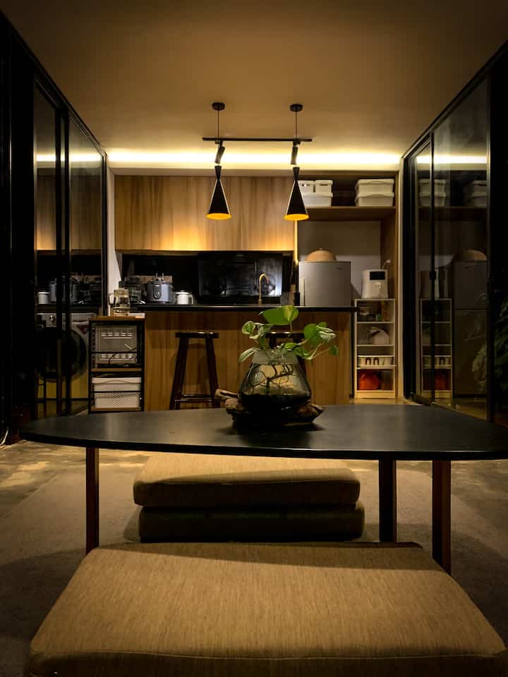 Malem malem ke dapur mau ngapain hayo? Bikin indomie enak kali ya 🤤

#whiteinblack #dapur #kitchen #openkitchen #mejamakan #island #ruangmakan #diningroom 