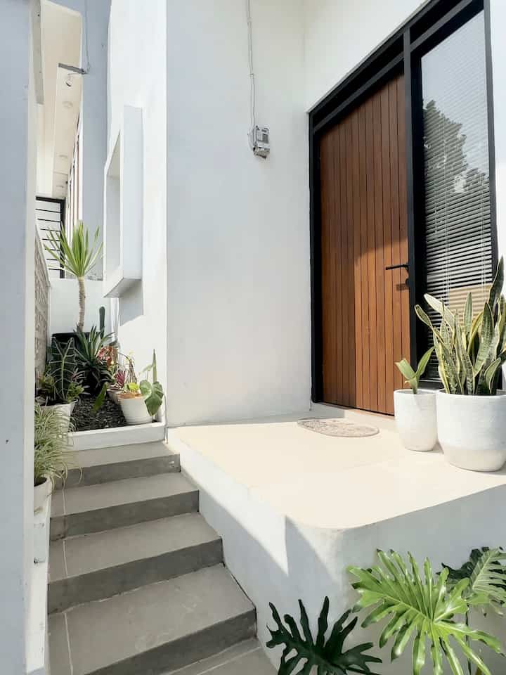 Mini terrace on sloping land 🍃

#terasinspiration #terrace #miniterrace #terasmungil #tinyhouse #rumahtumbuh #inspirasitaman