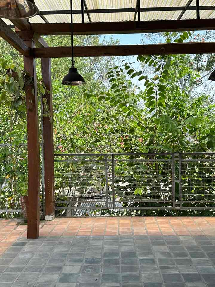 Weekend ini akhirnya pulang kampung!

Biasanya yang dilihat adalah gedung-gedung, sementara ganti view dulu ke dedaunan dan suara burung 🦜🕊️

Funfact: rumah utama ini adalah joglo dari tahun 1800an!

#traditionalhouse #tropicalhouse #homedecor #summerhouse
