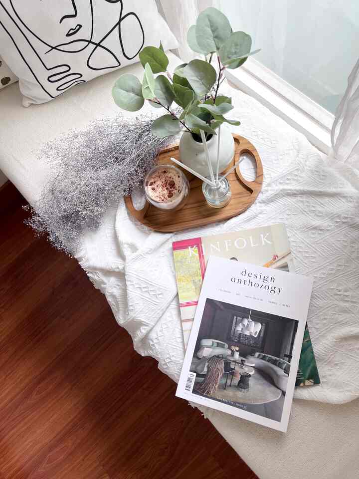 Ruang Abadi.

Apa yang membuat rumah menjadi abadi? Berikut beberapa tipnya.

1. Unsur Alam
Elemen yang diambil dari alam cenderung memiliki tampilan yang lebih abadi. Menggunakan elemen alami dalam pilihan desain Anda akan menghasilkan daya tahan yang lebih lama. Lantai kayu, batu, bata, meja marmer, katun atau linen, dll.

2. Palet Netral.
Jika Anda menjaga tulang-tulang ruang Anda dalam palet warna netral, maka latar belakang Anda akan abadi dan akan berkoordinasi dengan seluruh ruangan Anda, apa pun gaya atau warna yang Anda pilih untuk perabotan.

3. Tetap sederhana namun fungsional.
Lagi pula, jika itu tidak berhasil untuk Anda, Anda tidak akan bertahan lama! Namun, selain fungsinya, carilah barang yang sederhana dalam desain dan gaya.

Selamat berakhir pekan di rumah, kawan! ✨🤍

#smalldecorations #decorationsinspo #hiasanrumah #pernakpernikrumah #pernakpernikruangan #readingnookideas #tropicalhouse #minimalisthouse