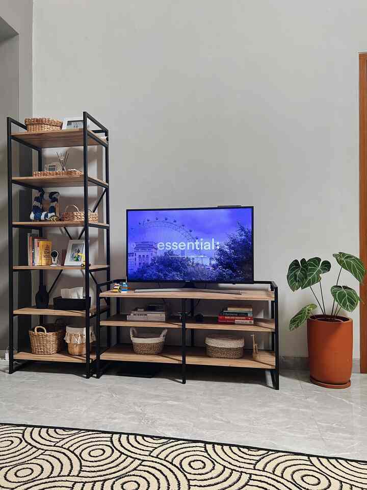 Simple dekorasi di Ruang keluarga tidak banyak printilan di Ruang keluarga ini hanya ada 1 Wall Decor sofa dan Rak TV.

Simple but Significant 🖤

#smalldecorations 
#decorationsinspo 
#hiasanrumah 
#pernakpernikrumah 
#kaihouz
#rumahminimalist