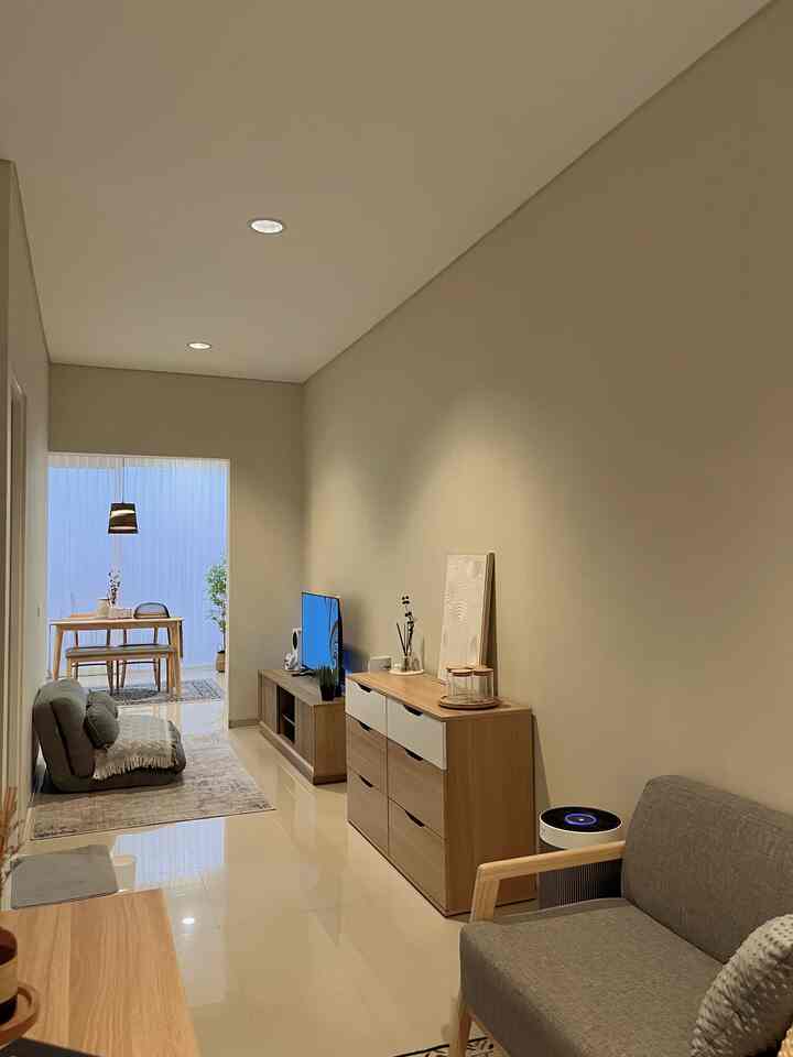 ini adalah rumah cluster yang kami beli sebelum menikah. jadi untuk design interiornya sebagian besar masih bawaan developer, kami hanya menambahkan bangunan dapur saja. tapi, kami tetap berusaha semaksimal mungkin membuat rumah ini terasa warm 💛

#MyHomeStory
#MyHomeJourney
#HomeSweetHome 