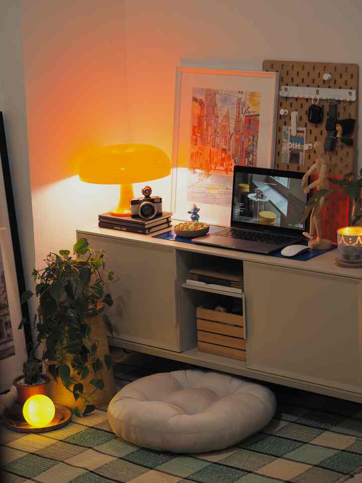 #Livingroom update (redecor kabinet)✨
Semua berawal dari sini, dengan area terbatas living room merupakan “soul” 🤍dari apartemen ini, karena ruang multifungsi dari segala aktifitas, mulai dari makan, bekerja 👨🏻‍💻, bahkan kadang disulap menjadi movie room menggunakan projector 📽️🎞️

furniturenya pun tak banyak, hanya ada kabinet, kursi/cushion lesehan diatas karpet, ambience light dan beberapa dekorasi untuk mempercantik ruangan.
jika ingin merubah suasana bisa dengan mendekor ulang display diatas kabinet sesuai mood yang diingkan 🪄✨

>> 2 slide terakhir adalah beberapa tampilan berdasarkan fungsinya 

#myhomejourney #ceritarumahku #myfavoriteroom #tinyapartment #apartmentdecor #ruangtamu #roomdecor #selasarapt #ikea
