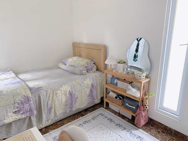 Bedroom Styling
hai haii kembali lagi dengan kamar tidurku yang layoutnya masih gini gini aja hehe, cuma berubah di beberapa dekorasi aja.

Dekorasi dan furnitur yang aku suka di kamar ini yaitu cermin wave, rak 3 tingkat, dan artificial poppy flower. Alasannya karena barang barang ini yang membuat kamarku menjadi lebih estetik dan melengkapi styling kamarku yang ingin seperti kamar ala ala korea.

Di area laci samping lemari dan rak ambalan sekarang aku gunakan sebagai “k-pop corner”, aku sebut seperti ini karena area ini aku gunakan untuk koleksi beberapa album grup k-pop dan lightstick yang kupunya. Area ini menurutku harus dimunculkan di kamar anak k-popers karena selain dijadikan koleksi, album dan lightstick bisa dijadikan barang dekoratif agar kamar terlihat lebih kekoreaan.

Tips untuk styling kamar agar tetap rapi dan nyaman yaitu dengan memilih dekorasi dan furnitur yang sesuai dengan styling yang diinginkan, lalu jangan kebanyakan barang di kamar agar kamar terlihat tetap luas, rapi, dan enak dipandang
#DekorasiKamarTidur #InspirasiRuangTidur #BedroomStyling #dekorasilowbudget #kamartidur #bedroom