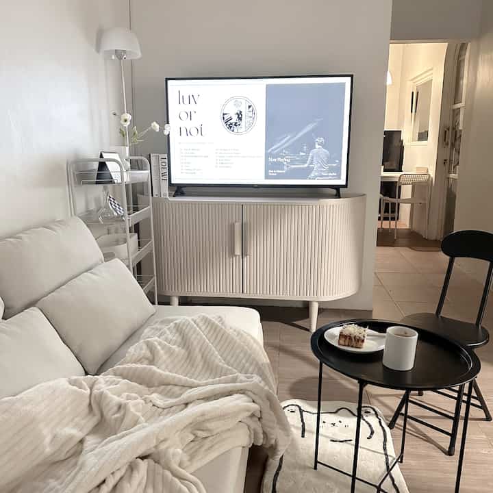 Furniture unik / custom dirumah kami yaitu buffet TV📺
- kami memutuskan untuk custom karna menyesuaikan dengan luas ruangan kami.📐
- buffet TV sudah kami remake DIY menjadi warna terang dari yang sebelumnya bermotif kayu, bisa cek di postingan sebelumnya.👀
- yang wajib dipertimbangkan dalam memilih furniture custom yaitu: pastikan tema dekorasi/luas ruangan/warna yang mantinya cocok untuk hunian kamu.✨

Dikarenakan seller tempat kami membeli buffet Tv tidak kami rekomendasikan, jadi kami tidak bisa memberikan informasi link pembeliannya. 
#customfurniture #DIYFurniture #personalizedfurniture #uniquefurniture #livingroom #roomdecor #rumahmungil 