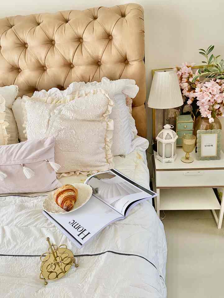 hai tetangga online,
selamat hari senin ya tetap semangat 🤍🤍🤍 
dapat salam dari kamar utama di rumahku ini 🤭



#classicmodern #aestheticdecoration #bedroomstyle #homedecorinspo #rumahcluster #homecafe #homesweethome #favoritcorner