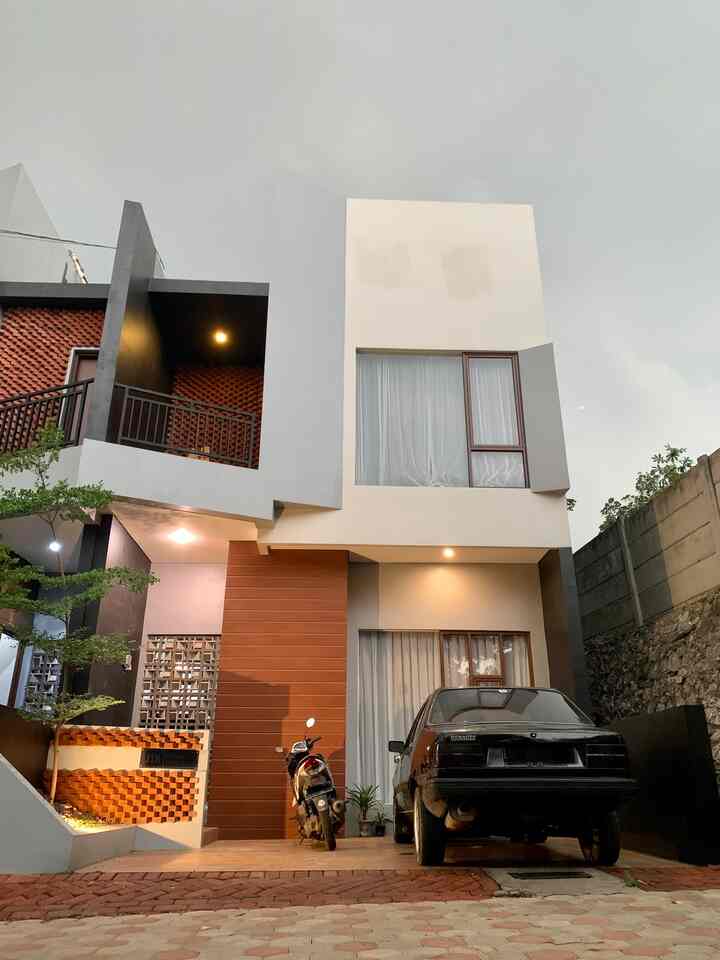 Fasad rumah industrial minimalis, yang membuat kami jatuh cinta dengan perumahan ini.
Modelnya yang sederhana tapi dengan adanya penambahan bata ekspos, conwood dan roster yang membuat kesan industrialnya semakin kuat.
Tips untuk mencapai kesan industrial versi kami : bermain dengan warna-warna natural, dan pemakaian aksesoris yang masih ‘raw’ dan jika ingin ada pemakaian bata ekspos untuk area exterior, bata nya tetap harus di coating agar awet, sehingga nantinya tidak berlumut. 

#DesignFasad
#IdeFasad
#InspirasiFasad
#rumahdeveloper
#industrial
