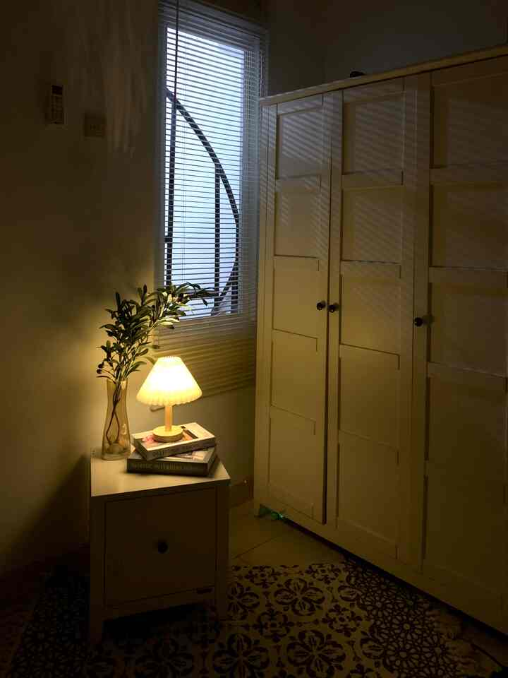 Bedroom Styling ✨

Untuk styling atau decor ruangan di kamar ini kami menggunakan item dekoratif yang low budget tapi tetap terlihat keren atau fancyyaa. Kami menggunakan karpet, venetian blind warna putih, olive artificial & vas bunga kaca tinggi under, lampu meja minimalis, dan dummy book dengan low budget karena masing-masing item under 150k bahkan under 100k. Kami menggunakan furniture atau item dekoratif minimalis tapi tetap terlihat estetik. Kami mendapatkan item dekoratif dari market place.

#FancyBudgetMinim
#LowEffortFancy
#SpillDecorLowBudget
#decorlowbudget
#minimalist
#rumahcluster
#rumahmungil
#65m2

