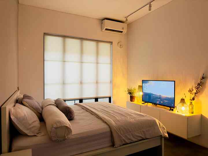 Halo semua 😊
Kali ini aku mau share suasana malam hari di master bedroom RFL House.
Untuk mendapatkan suasana kamar yg hangat dan nyaman di malam hari, kami menekankan pada permainan lampu dengan menggunakan dekorasi lampu rattan yang diletakan pada meja TV. 
Lampu rattan ini memiliki bebrbagai keunggulan yaitu harganya yang murah & cahaya lampu yang dihasilkan, nantinya akan memberikan bayangan pada dinding yang akan membut ruangan tampak estetik.
Budget yang kami keluarkan untuk mendekorasi meja TV ini kurang lebih hanya berkisar di angka 200rb-an saja lohh 😁 affordable banget kan 😁 Semoga bermanfaat yaa 😁

#decorativeitems #homestyling #roomstyling #homedecor #roomdecor #scandinavianhome #aesthetichouse #aestheticroom