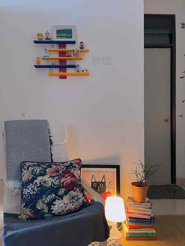 •Reading Corner•

Sudut baca yang bisa berubah-ubah tergantung suasana hati. Apalagi di ruangan yang tidak seberapa, menata-nata furniture butuh akal dan harus lebih sedikit kreatif🫶🏻

#LivingRoom
#TinyHouse
#RumahCluster
#90m2
#LiveWithKids
#PlantsParent
#Bogor