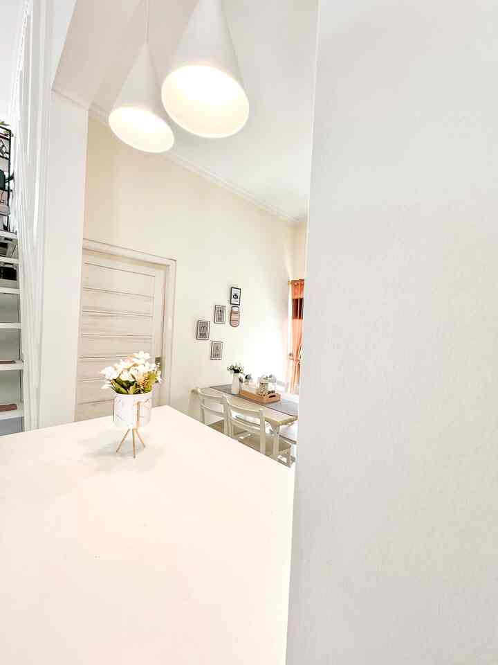 •Dinning Room•
Pada dinning room, suasana yang ingin kami ciptakan adalah natural, simple, sederhana, calm dan nyaman, 
Tidak menginginkan dekorasi yang terlalu ramai sehingga kami memilih hanya menggunakan 1 tone warna yaitu white dan sedikit variasi wood ✨

Dinning room kami hanya kecil mungil sehingga hanya menggunakan tatanan meja berukuran 120 cm x 80 cm dengan 4 kursi di ruangan terbatas ini, dan di samping meja makan masih terdapat mini bar dengan 2 kursi bar ✨

Tips menata dinning room versi saya adalah tidak terlalu banyak barang di meja (karena pada meja akan digunakan untuk meletakan makanan yang disajikan)
Untuk makanan yang tidak disajikan atau cemilan dan snack2 bisa disimpan di storage yang tertutup supaya rapi dan enak dipandang mata 🤗

#DiningRoomDecor #DiningRoomIdeas #DiningRoomInspiration #ruangmakan  #ruangmakansederhana #mejamakan 