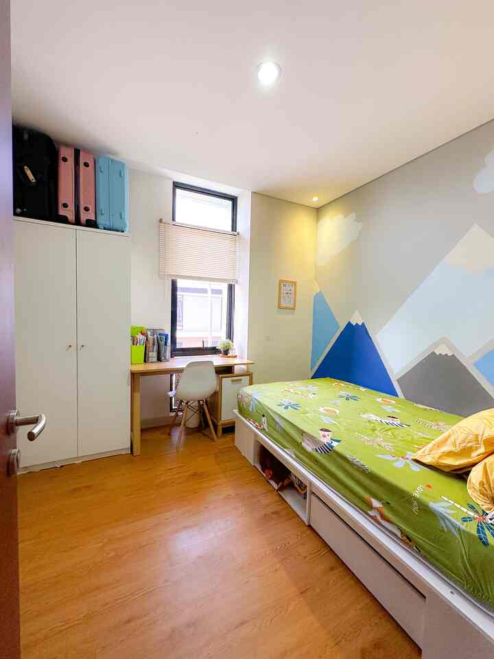 Kamar anak dengan size 3x3 meter. Sengaja di design dengan penuh warna, untuk memberi kesan cerah ceria dan bersemangat!! 

#bedroom #colorfull #bedroomstyling #kidbedroom #interior #homedesign #dekorasirumah #minimalism