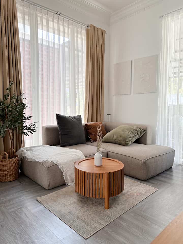 Sudut favorite di rumah maai di pegang sama ruang tamu 🤗
Aku gak nyangka semua warnanya blend padahal dengan budget minim, dekorasi yg ada di ruang tamu ini hampir semua low bidget termasuk lukisan 3D yang aku buat berdama anakku

#myfavoriteroom
#myhousestory
#myfavoriteitems
#rumahdeveloper
#semarang
