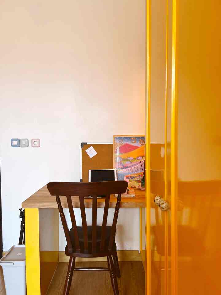 Biasanya aku selalu menghias meja kerja dengan small decorations, supaya mood semakin menyenangkan💝  #midcenturymodernhome #jotun #kayujepara #ikea #smalldecorations #decorationsinspo #hiasanrumah #pernakpernikrumah