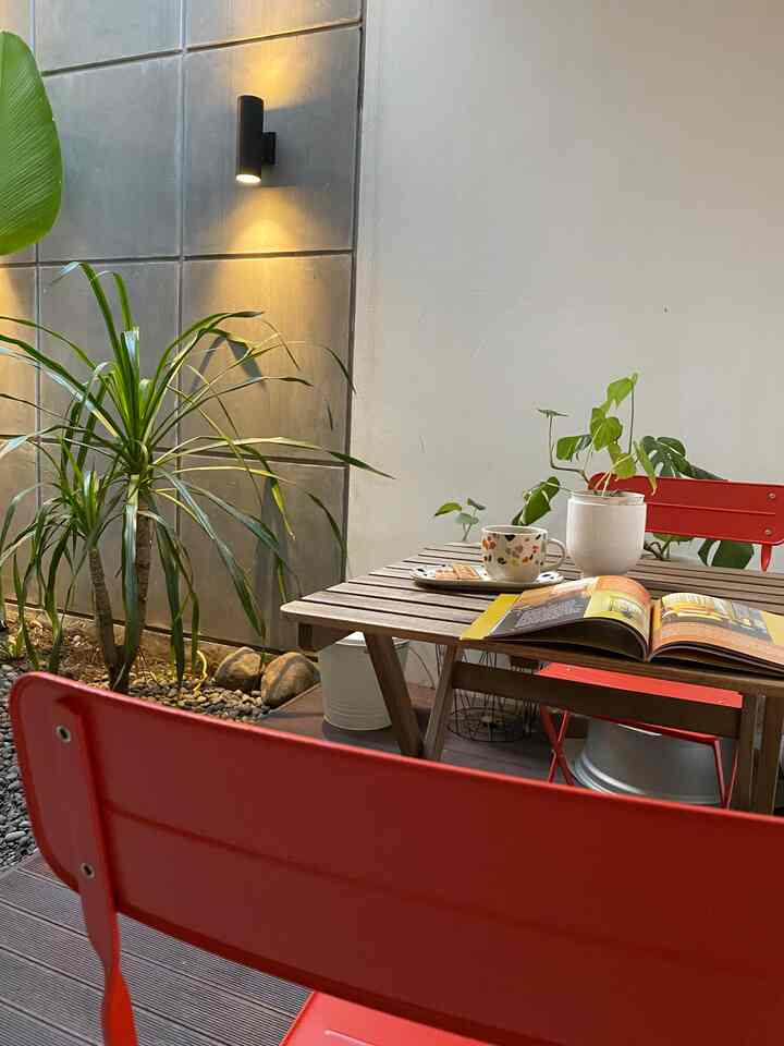 “Tea time” menikmati waktu sore ditemani angin sepoi-sepoi 🍃

Awalnya kursi taman ini cuma ada 1, akhirnya sekarang udh ada temennya 😆😆 yeeay!

Part yg paling seru setelah pindah rumah adalah mencicil perabotan rumah, yang awalnya kosong lama2 mulai terisi..
Memang tidak instant tp nikmati saja prosesnya.. 

Semangat untuk teman2 yg sedang berada di proses ini “fighting! 

#backyard #backyardgarden #backyarddesign #kursitaman #idetamanrumah #tanamanhias