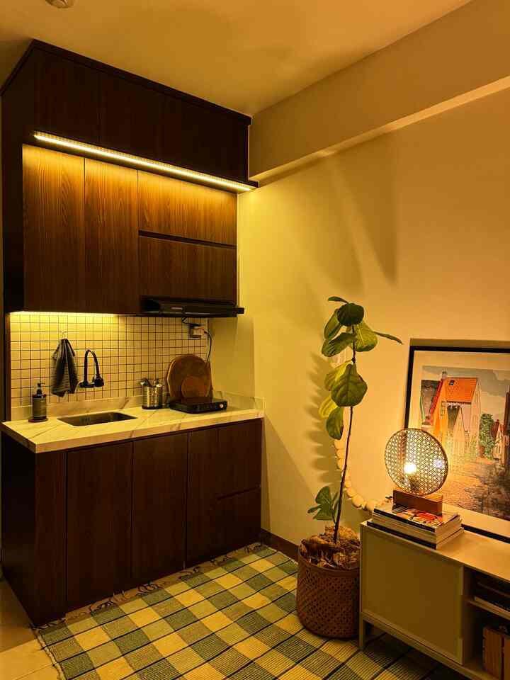 Dapur di malam hari,
Sedikit dekor agar terlihat rapih, semua barang2 dimasukan kedalam kabinet :) 

#kitchenstyling
 #kitchendecorideas
 #kitchenmakeover #selasarapt #kitchennight #nightvibes #tinyapartment #dapurkecil #dapurestetik 
