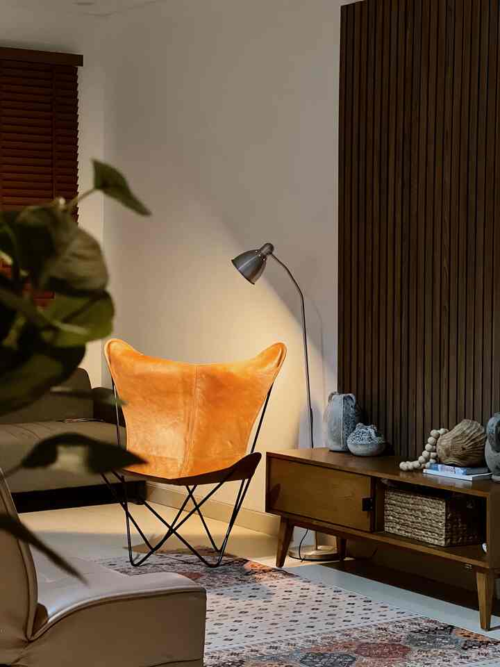 Suasana malam hari di ComingHomey, terasa syahdu sambil makan mie dan nonton home tour🥹✨ #livingroom #midcenturymodernhome #naun #ikea #90m2 