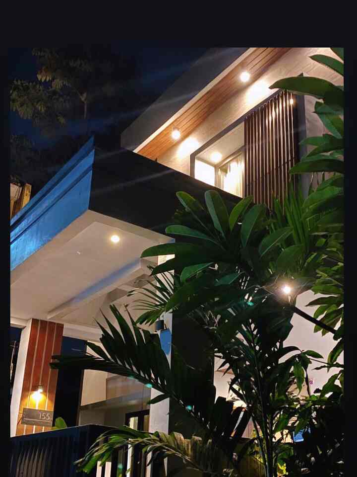 Fasad casa de kath bertema minimalis modern dengan warna abu kombinasi kayu #idefasad #designfasad #inspirasifasad