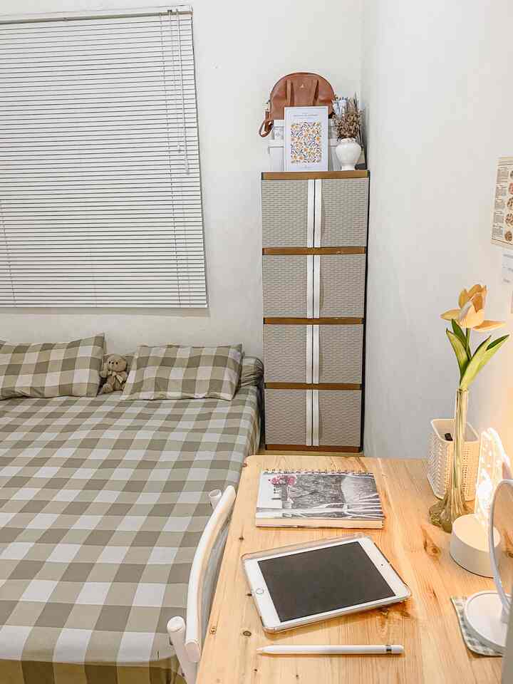 Tiga styling bedroom kami selama ini. Sederhana tapi tetap memberikan kesan nyaman untuk kami. Semoga bisa menginspirasi ya :)

#bedroom #bedroomstyling #dekorkamar #kamarminimalis #minimalistbedroom #kamartidur #inspirasikamartidur #homedecor #makeoverbedroom 