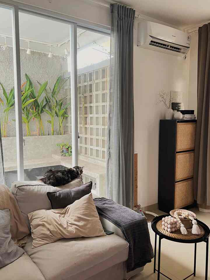 Selamat Sore Tetangga O House!

Bagaimana weekend kamu? Ngobrolin spot favorit, ruang tengah adalah pilihannya karena aku-BukBojo- suka banget duduk disini sambil berkarya atau do it yourself. Jadi, ruangan ini tempat aku sering buat konten diy craft. 

Aku menghabiskan waktu disini cukup lama, mulai dari Pak Bojo ke kantor, sampai kami beristirahat di malam hari. Aku memilih 3 benda dekoratif karena barang tersebut adalah barang2 dekoratif yang kami buat sendiri, namun kami memberikan link alternatif untuk tetangga O House yang blm bisa diy. 

Kami pelan2 mengisi furniture di ruangan ini dan beberapa barang kami diy sendiri atau kami custom sendiri. Contohnya rak sepatu ini: kami beli di IKEA Bissa lalu kami diy dengan rotan agar terlihat japandi.

Next post aku akan kasih video cara aku diy rak sepatu Bissa IKEA aku ya.

#MyFavoriteRoom #MyHouseStory #MyFavoriteItems #Japandi #Tangerang #decorlowbudget