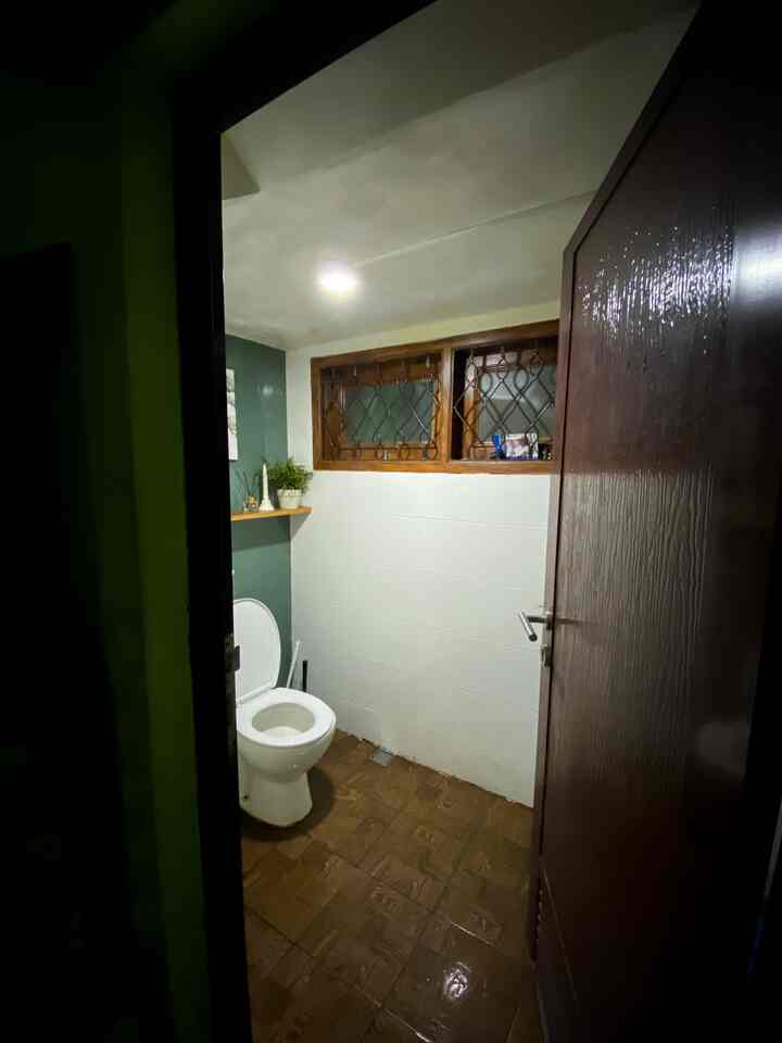 RENOVASI TOTAL KAMAR MANDI 4 JUTAAN AJA✨

Salah satu trik biar bisa mengubah total kamar mandimu dengan lowbudget adalah dengan mengecat dinding keramik dengan cat epoxy! Sedangkan untuk lantai yang diinjak baiknya jangan dicat. Soalnya kurang tahan lama:( Jadi bisa diganti dengan keramik motif kayu yang warnanya sama dengan jendela & pintu existing.

Untuk closet bisa menggunakan produk Oulu, desainnya cukup minimalis dengan harga Rp714.000 saja. Walaupun ada plus minusnya tersendiri untuk harga yang lowbudget ya.

Untuk total biaya renovasi kamar mandi ini sekitar 4,3jt. Dengan spesifikasi: biaya tukang selama seminggu, keramik lantai baru, cat epoxy, perbaikan kusen jendela rayapan, seluruh perlengkapan renovasi, rak dinding, lampu outbow, dan dekorasi lainnya. Termasuk murah kah?

#LowBudgetBathroom #LowBudgetBathroomMakeover #LowBudgetBathroomInspiration #Bekasi #minimalis #livewithparents