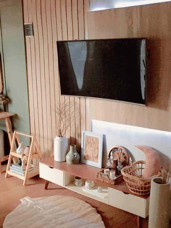 Backdrop TV Hasil DIY ✨

Bermula Pengen banget make over area tv biar jd berbeda, akhir nya wkt nya ada n keinginan mempercantik area living room khusus nya Backdrop TV.

Saat musim covid 2-3 taon yg lalu, saya n suami nekad membuat Backdrop tv dg style wallpanel, setelah intip sana sini berbagai referensi, akhir nya hati jatuh ke pilihan wallpanel, suka krn saya rasa style ini cocok untuk rumah saya scandinavian- japandi.

Dari dinding awalnya Polosan, saya bikin lah Backdroptv dg wallpanel bahan dr MDF di susun" n di lapis kertasive motif kayu yg kami beli di markeplace, tak lupa sebagai pemanis kami kasih Led keliling di sekitar tv. 

Ada kepuasan tersendiri bagi kami klo bisa membuat sendiri, selain Hemat biaya, sambil mengasah ketrampilan dg tool yg ada.
2-3 hri selesai krn gak buru" bgt ngerjain nya.

Sebenar nya total ada 60-70% furniture n dekorasi dinding di rmh hasil DIY ( rak serbaguna, backdroptv, Meja konsol, meja tamu, island table, board and batten, wallpanel ruangan tamu, board batten kamar tidur)

Menciptakan hunian dg Furniture n dekorasi di dalam nya dg style scandinavian japandi dg LOW BUDGET Ber DIY. 

Semoga menginspirasi 🙏

#customfurniture #personalizedfurniture #uniquefurniture #scandinavianjapandi #lowbudget #diy #ohouseidnnana #bekasi


