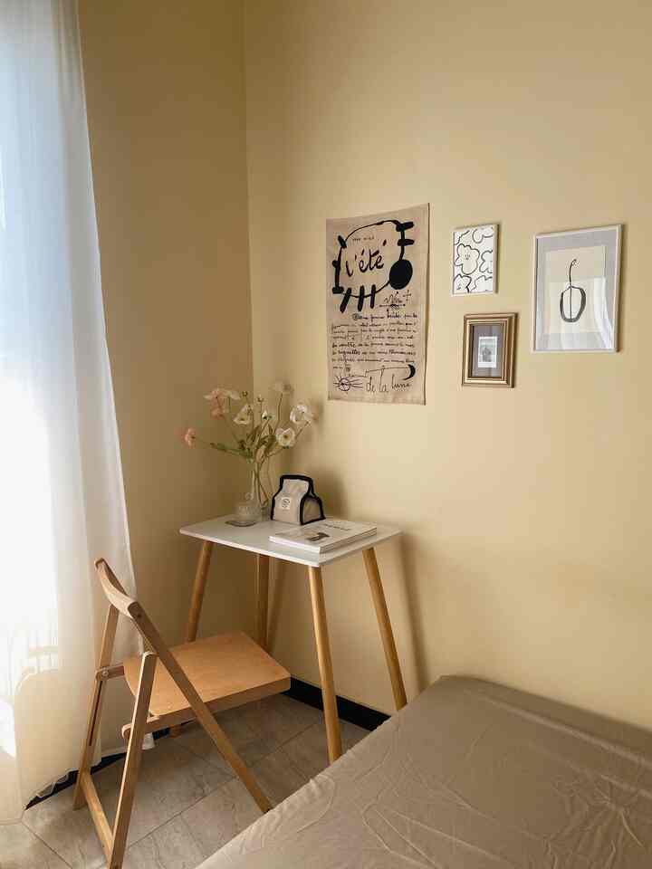 Nggak ada yang special dari semua "kamar" yang ada dirumahku. Semua ruangan berukuran sama yaitu 3x3m. Nggak ada yang membedakan entah dia kamar utama, kamar anak atau kamar tamu. Hanya yang menempati kamar aja yang ngebuat ruangan itu jadi punya status.

Diruangan yang cenderung sempit, rasanya nggak mungkin untuk memasukkan banyak barang. Cuma ada tempat tidur dan lemari pakaian aja. Karna semua kegiatan dilakukan diluar kamar dan kamar cuma jadi tempat singgah untuk tidur. Udah macem kamar kos ya 😅

Tapi seiring berjalannya waktu, apalagi saat punya baby jadi sering banget kebangun atau bahkan nggabisa tidur cuma krna kepikiran list belanjaan besok atau mau ngapain aja. Sedangkan selama ini perlahan jadi kebiasaan, main hp dan nyatet2 dikasur. Akhirnya aku ngide buat isi pojok kamar dengan meja belajar kecil, biar kalo nulis bisa proper (tipe orang yang semua mua harus dilist) 🤭

Biar kesannya lebih fancy aku tambahin beberapa walldecor, kamar jadi makin cakep dengan furniture murah meriah. Dan percaya ngga kalo sudut kamar ini aku isi pake gift dari o!house lo! Bisa dapet sebanyak ini dan jadi aesthetic corner di kamarku yang sempit ✨

#fancybudgetminim #loweffortfancy #spilldecorlowbudget #homedecorlowbudget #makeoverkamar