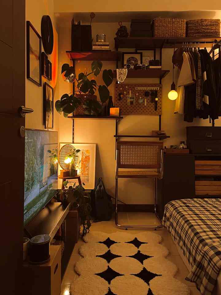 Memanfaatkan ruangan terbatas untuk dekorasi dengan 
menggunakan rak yang menempel didinding, selain untuk memajang pajangan bisa juga untuk tempat penyimpanan. 

#smalldecorations
#decorationsinspo  #hiasanrumah
#pernakpernikrumah #ikea #selasarapt #tinyapartment   